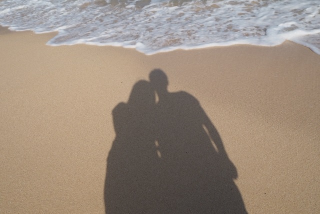 砂浜に映る寄り添うふたつの影は幸せの証